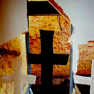 Croix dans un bâtiment sur mur troué - France  - collection de photos clin d'oeil, catégorie streetart
